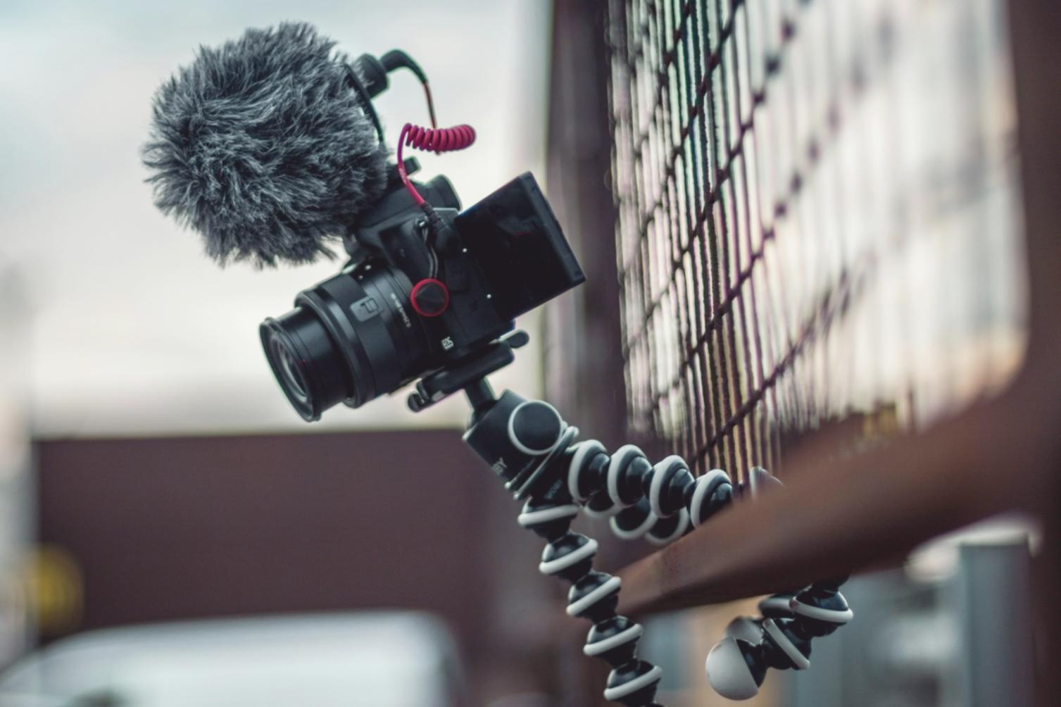 Professionista del montaggio video al lavoro su timeline complesse